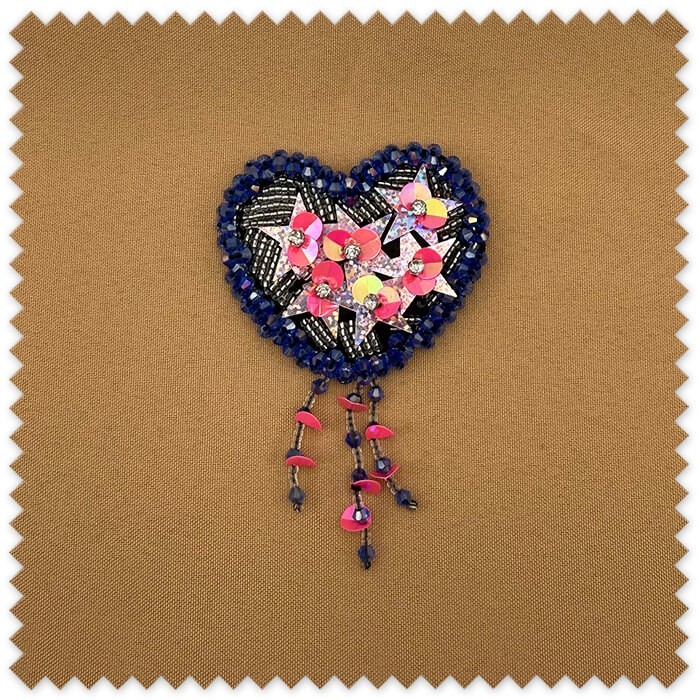 parche decorativo de corazón con piedras brillantes en azul y rosa