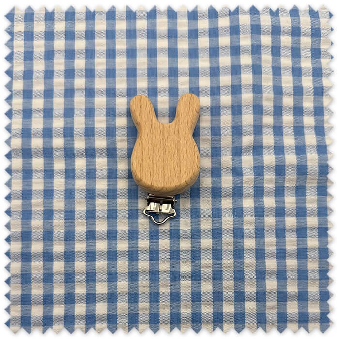 Pinza de madera para chupetero con diseño de conejo
