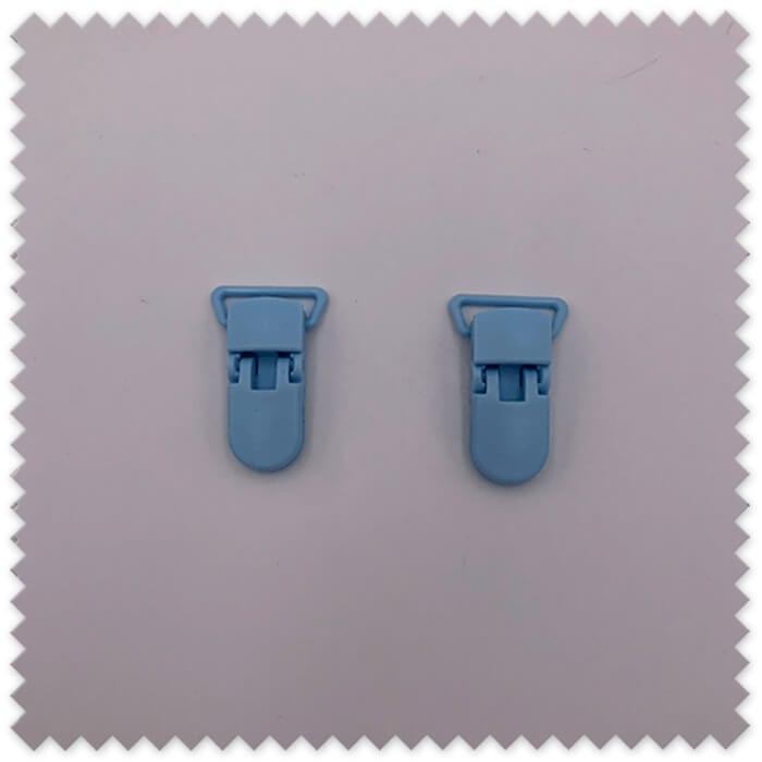 Pack de 8 pinzas de plástico azul bebé para chupeteros y tirantes