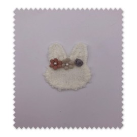 Parche decorativo conejito flores blancas