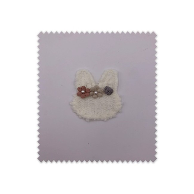 Parche decorativo conejito flores blancas