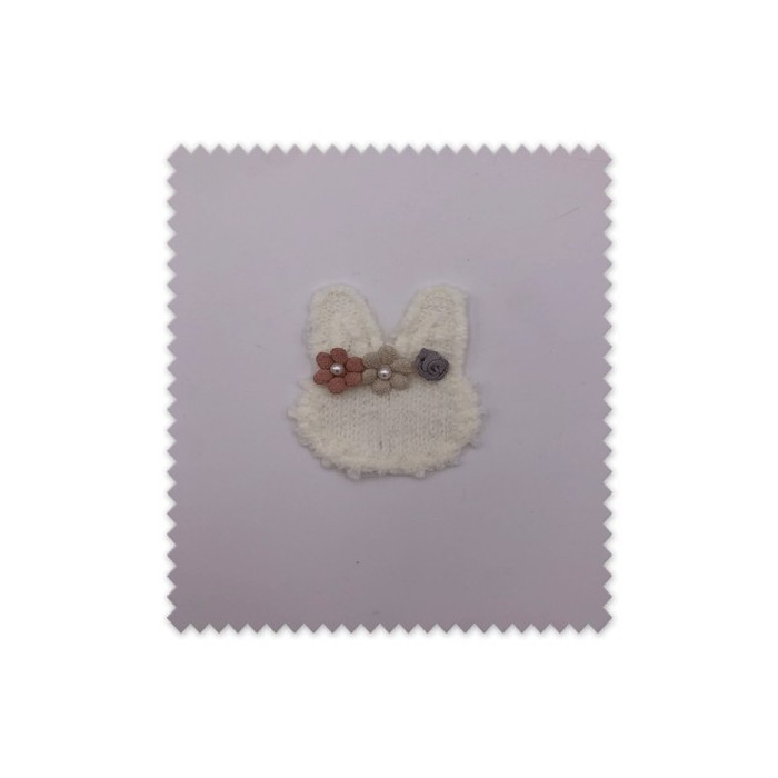 Parche decorativo conejito flores blancas
