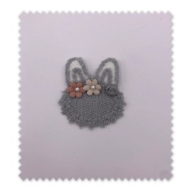 Parche conejito azul con flores para coser