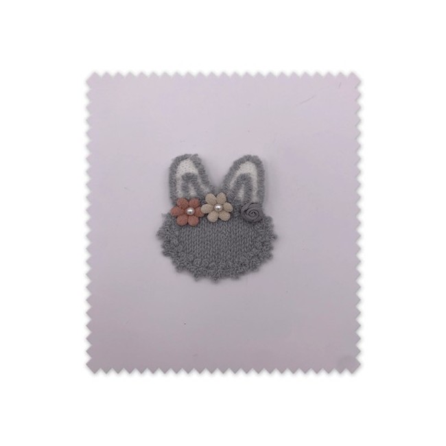 Parche conejito azul con flores para coser