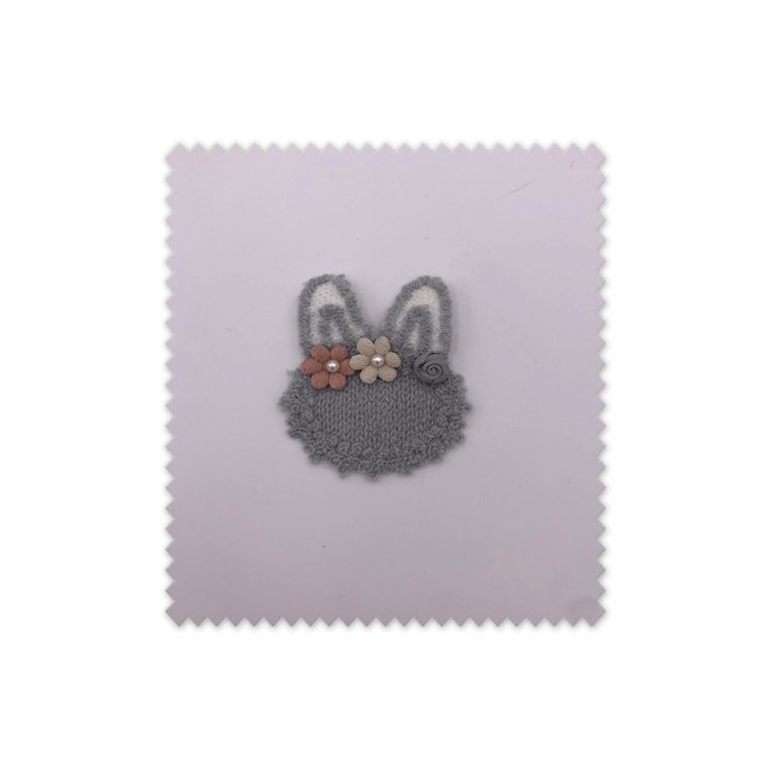 Parche conejito azul con flores para coser