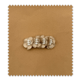☆ Aplique 4 Flores y Perlas Camel – Detalle elegante para tus creaciones