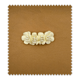 Aplique Flores y Perlas Beige – Detalle elegante para vestidos y accesorios| Venta de telas Online