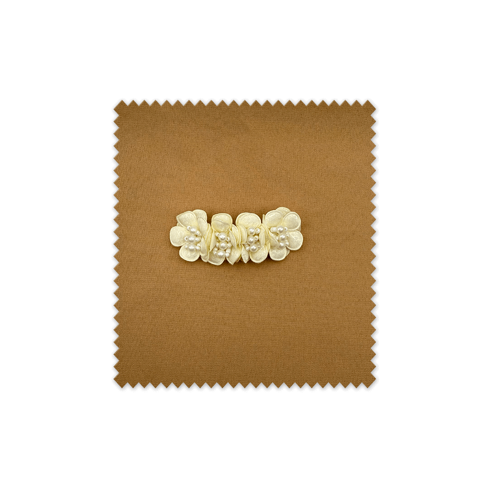 Aplique Flores y Perlas Beige – Detalle elegante para vestidos y accesorios| Venta de telas Online