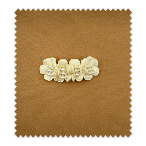 Aplique Flores y Perlas Beige – Detalle elegante para vestidos y accesorios| Venta de telas Online Aplique Flores y Perlas Beige – Detalle elegante para vestidos y accesorios| Venta de telas Online