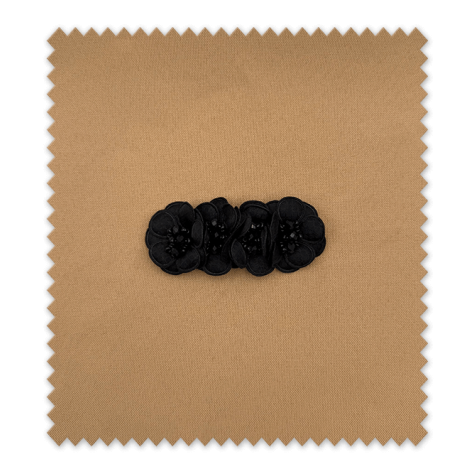 Aplique Flores y Perlas Negro – Detalle elegante para prendas y complementos | Venta de Telas Online Aplique Flores y Perlas Negro – Detalle elegante para prendas y complementos | Venta de Telas Online