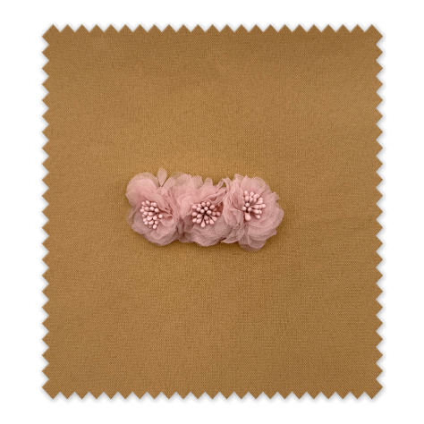 Aplique de Flores Tul Rosa Empolvado – Detalle decorativo para vestidos y accesorios Aplique de Flores Tul Rosa Empolvado – Detalle decorativo para vestidos y accesorios