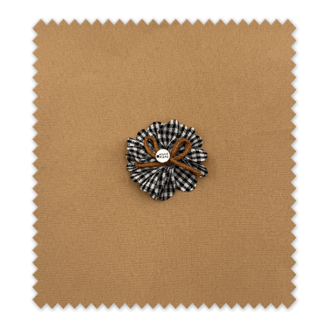 Aplique Flor Vichy Negro – Estilo clásico y versátil para prendas y accesorios ● Venta de Telas Online Aplique Flor Vichy Negro – Estilo clásico y versátil para prendas y accesorios ● Venta de Telas Online