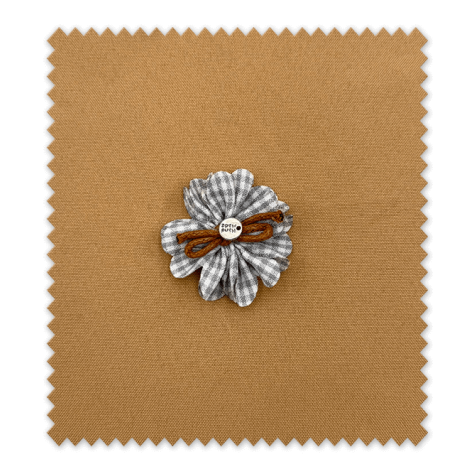 Aplique Flor Vichy Gris – Detalle suave y elegante para tus creaciones